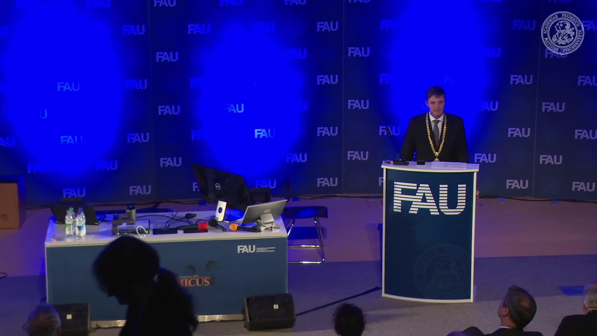 Aydan Eda Simsek und Selim Kücükkaya von der Studierendenvertretung sprechen zu ihrer FAU